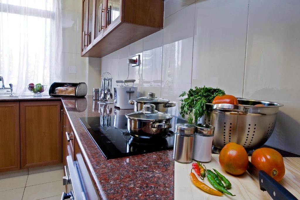 Gemsuites Serviced Apartments State House Найробі Номер фото
